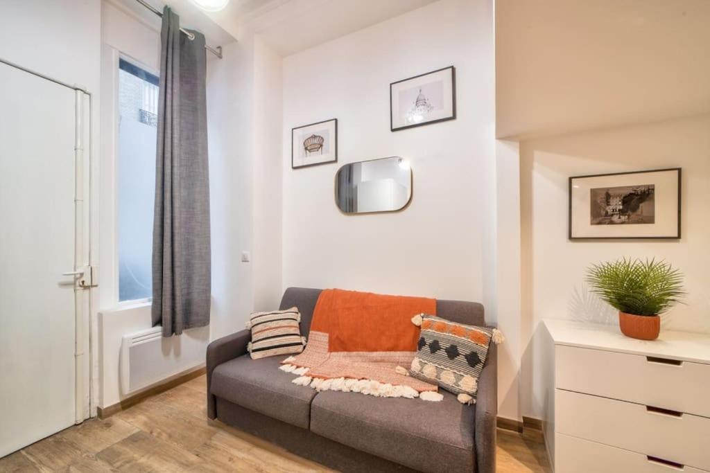 Bel Appartement Au Coeur De Montmartre Paris Exterior photo